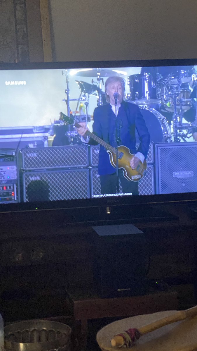 Felices viendo a #PaulMcCartneyGotBack ❤️desde casita💪