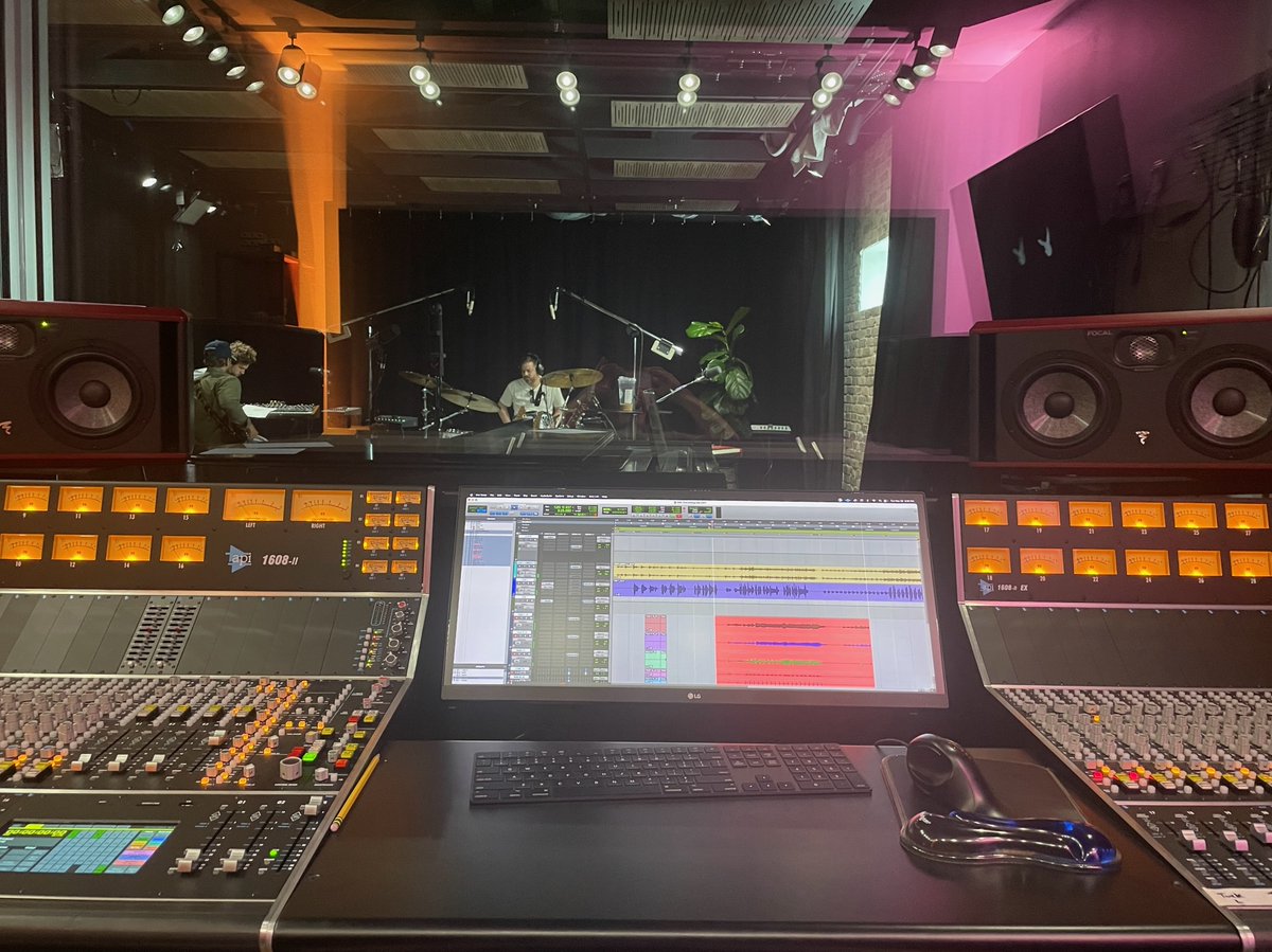 Sonic_Circus's tweet photo. Tracking drums on an API is a thing of beauty.
API 1608 II 32 channels with automation.
#API #recordingstudio #recordingengineer #burlaudio #focalaudio #focal #soyus #AEA #shuremicrophones #shure #Beyerdynamic #sennheiser #neumann #neumannmicrophones #Dante #audioengineer https://t.co/TNrBVJCzj3