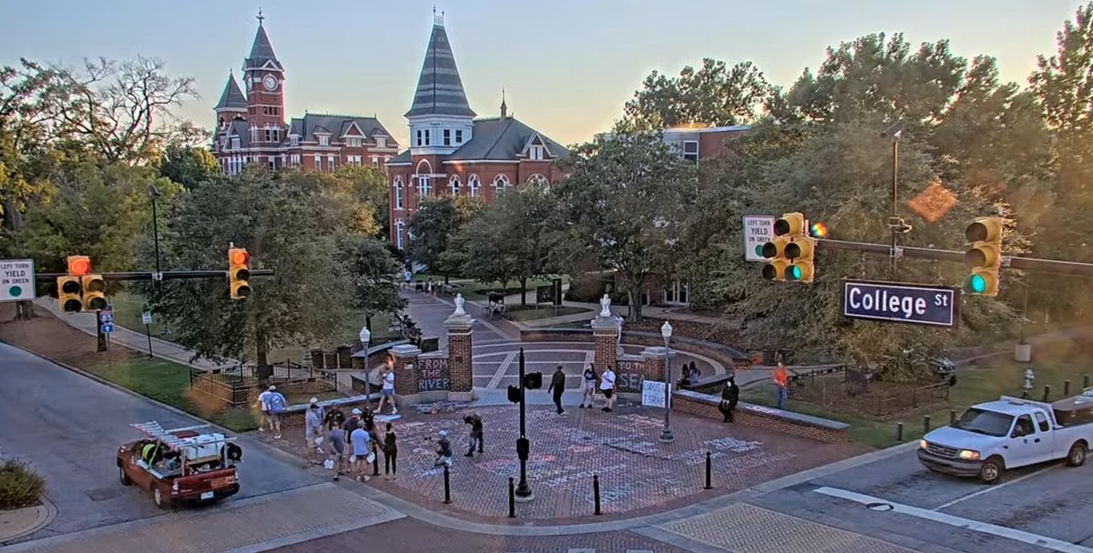 AUFAMILY's tweet image. Not on our campus. Thank you to @AuburnFM @COAPublicSafety @AuburnSafety and those who went to Toomer’s Corner to peacefully diffuse and clean up the protest. 🇺🇸🇮🇱