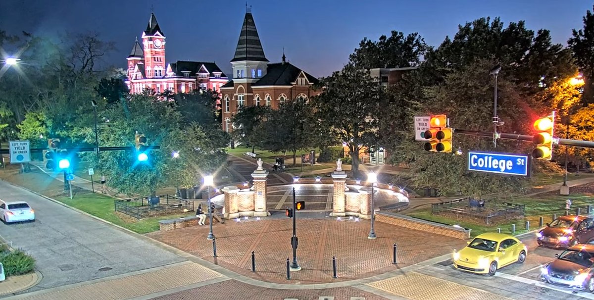 AUFAMILY's tweet image. Not on our campus. Thank you to @AuburnFM @COAPublicSafety @AuburnSafety and those who went to Toomer’s Corner to peacefully diffuse and clean up the protest. 🇺🇸🇮🇱