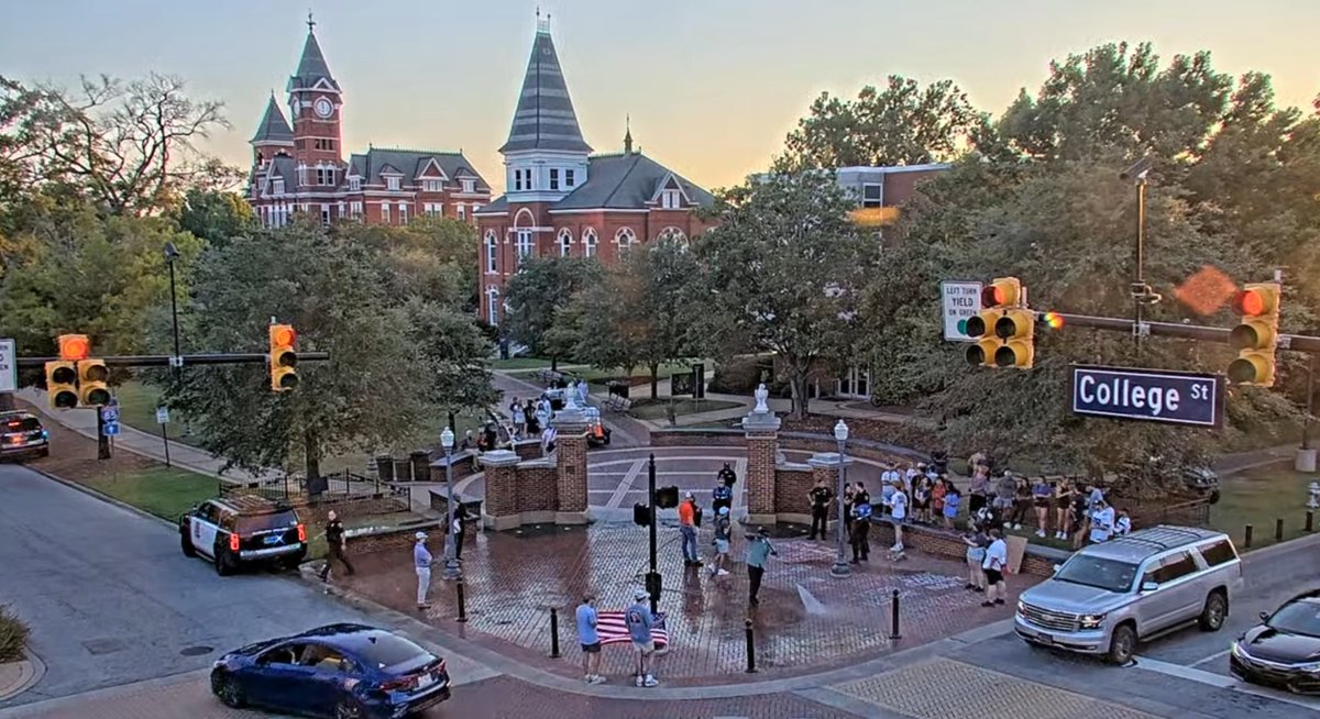 AUFAMILY's tweet image. Not on our campus. Thank you to @AuburnFM @COAPublicSafety @AuburnSafety and those who went to Toomer’s Corner to peacefully diffuse and clean up the protest. 🇺🇸🇮🇱
