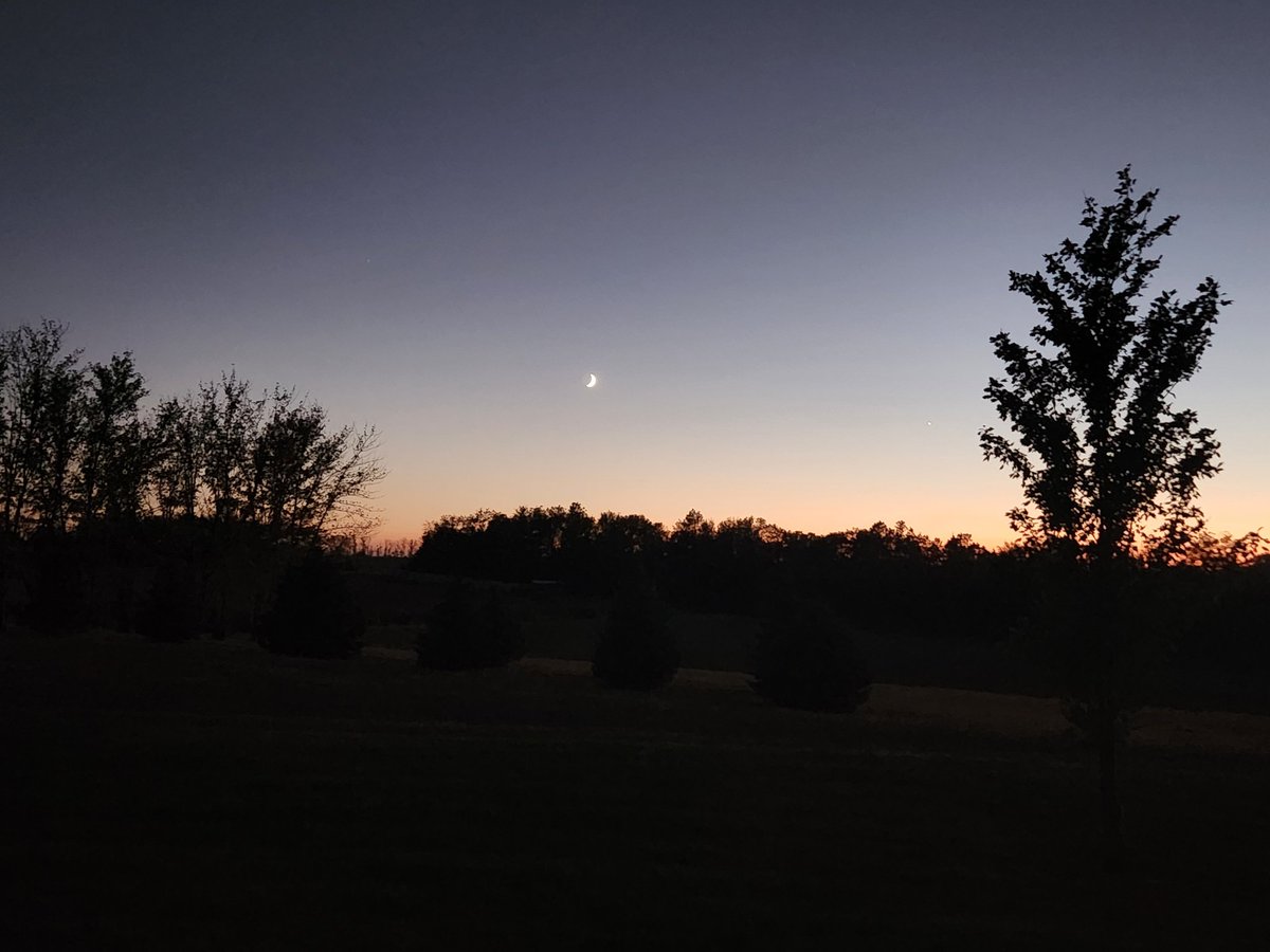 llockefield's tweet photo. "He has made everything beautiful in its time." Ecclesiastes 3:11
#SundaySunset #NewWeekStarts #beauty #MyPorchView #MiddleAmerica https://t.co/63qHUkHsWJ