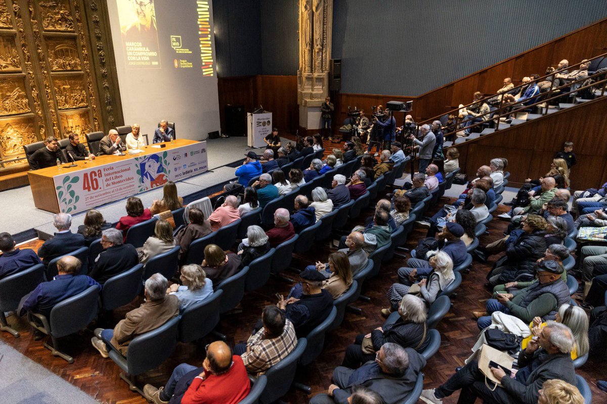 OrsiYamandu's tweet photo. Referencia, ejemplo, compañero. Gracias por tanta generosidad, Marcos. Qué placer haberte acompañado hoy en la presentación del libro. Qué gusto ser testigo de tu compromiso con la vida. https://t.co/ruQV175ozO