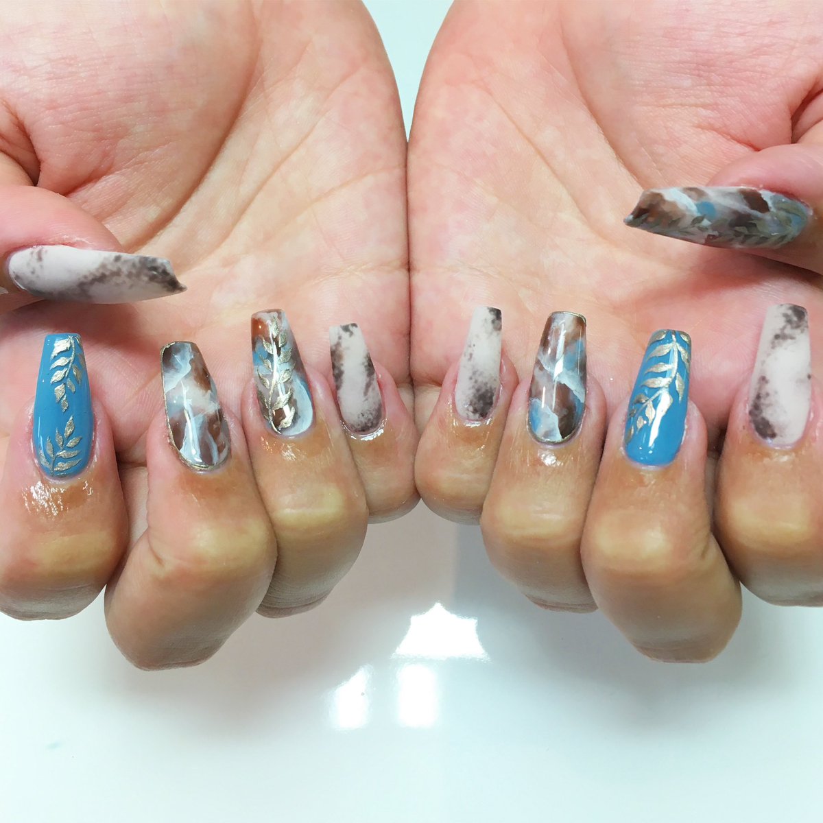 nail_atelyell's tweet photo. おはよございます☀️
沖縄は暑いので、まだまだサマー引きずりネイルです🙌

青×ブラウンに、くすみゴールドがいい感じです🐥✨
#沖縄ネイル https://t.co/S1InCiPwtJ