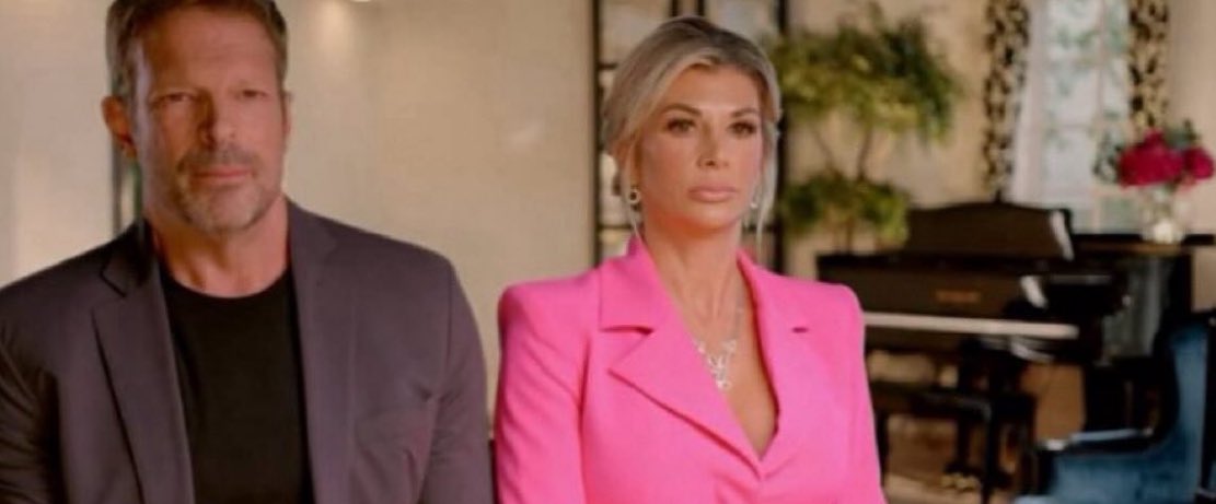 KortneeeRose's tweet photo. This man getting a confessional makes me wanna throw things at the tv  #RHOC https://t.co/YsfEm5qlS2