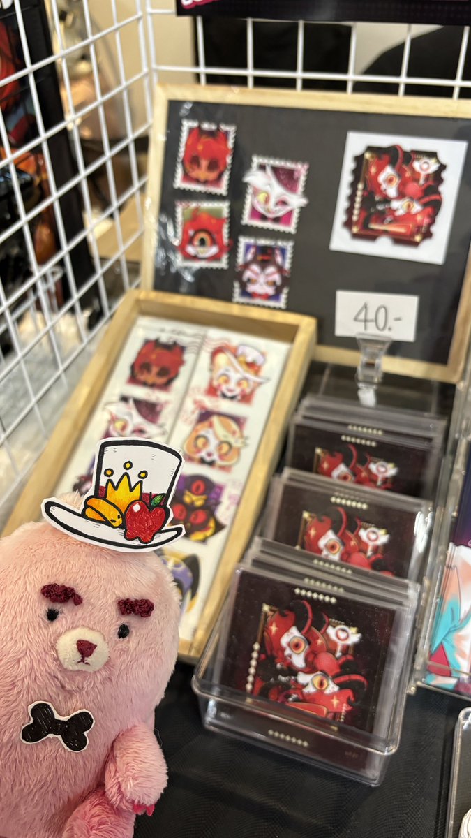 เมื่อวานขอบคุณทุกคนที่แวะมาอุดหนุนกันนะคะ สตก เซตนี้เราคาดว่าจะเอาไปลงงาน CA ต่อค่ะ 
แต่กำลังคิดว่าจะเปิดรอบไปรก่อน แต่ไม่มั่นใจว่ามีคนสนใจไหม ถ้าสนใจฝากกดรีกดใจให้หน่อยนะคะ 🥹 #Hazbin_hotel #HHTHonly #รอบไปรษณีย์