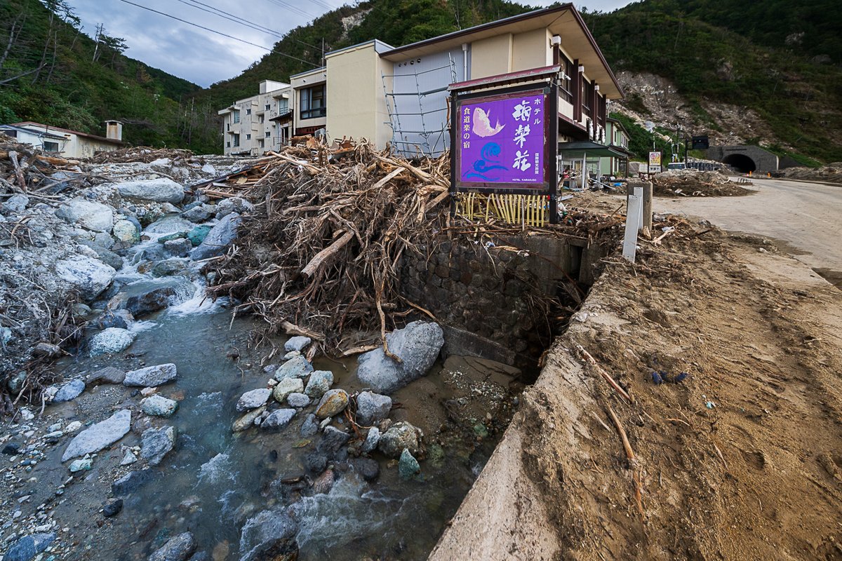 kenseidigi1's tweet photo. 珠洲市真浦町の被害がここまで大きくなったのは、豪雨による山崩れだけじゃなく、「海楽荘」の横に流れる垂水川の氾濫が大きいようです。海岸だけじゃなく、距離がある「能登観光ホテル」や「庄屋の館」にまで土砂や流木が運ばれていました。信じられない光景です。
#真浦町
#能登豪雨  
#能登半島地震