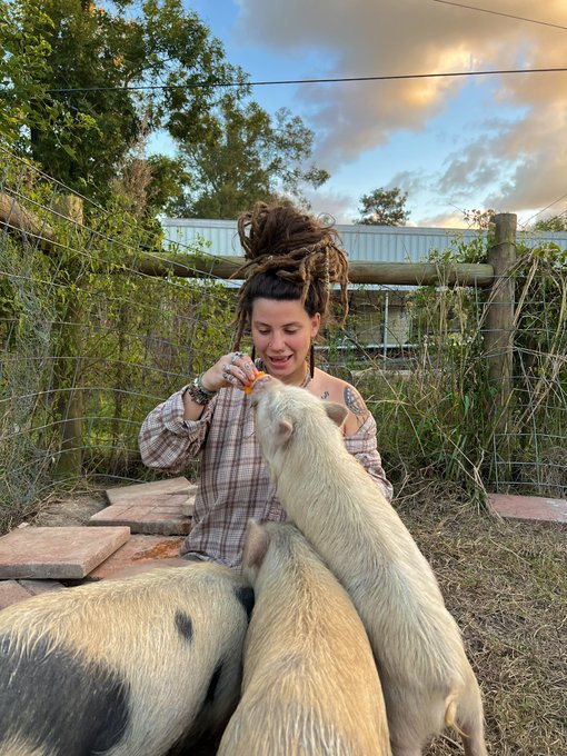 2 pic. have you ever met a pornstar who&rsquo;s also a farmer??? ✨👩🏻&zwj;🌾🤎  https://t.co/v07VxQle6j https://t