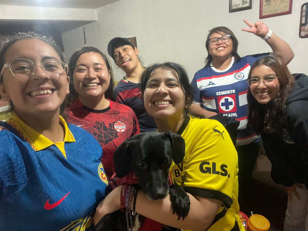 Aquí una parte del equipo que hace posible <a href="/CanchayAparte/">Cancha y Aparte</a>. 
Todo nación como una Columna de opinión en <a href="/ComItinerante/">Comunicación Itinerante</a> y hoy mantenemos el programa en vivo y contenido constante. 
¡Gracias, equipo! ¡Sigamos creciendo! 
Chaio, Maris, Carmen, Adriela, Luz 🔥🔥🔥
Y el Spot 🫢🐶