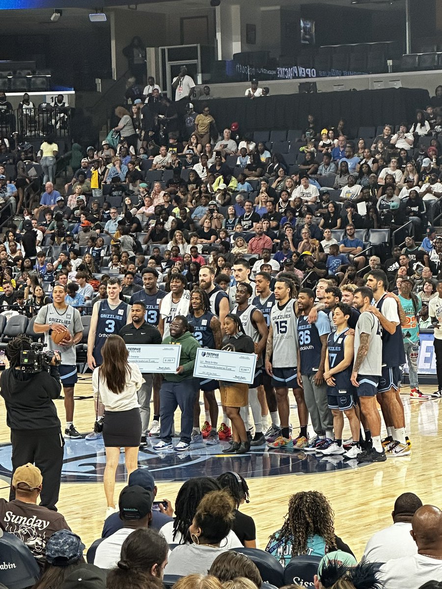 Flashnba2's tweet photo. グリズリーズの集合写真

ここに河村勇輝いるの凄すぎる https://t.co/lODeRDPiLc