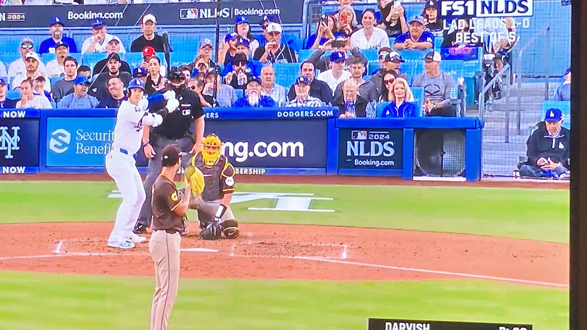 WheresMaryHart's tweet photo. Mary’s here. @Dodgers @Pantone294 @DodgerInsider @DodgersNation @MLB #FS1 @MaryHart #NLBS #ITFDB #baseball https://t.co/E1cZRheDwB