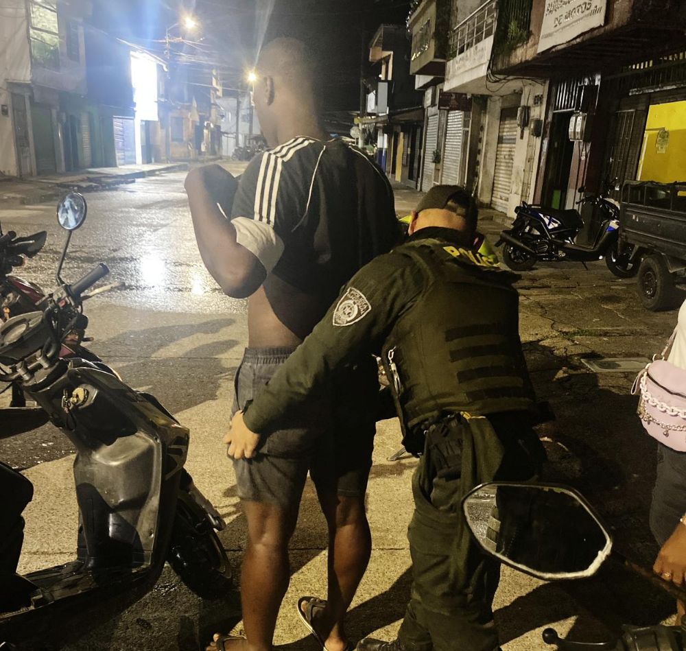 PoliciaChoco's tweet photo. ¡ @GRUPOUNIPOL siempre alerta! Patrullajes nocturnos en Quibdó para garantizar la seguridad y protección de nuestra comunidad. #ConstruyendoPorChocó https://t.co/sWvZOkex8G