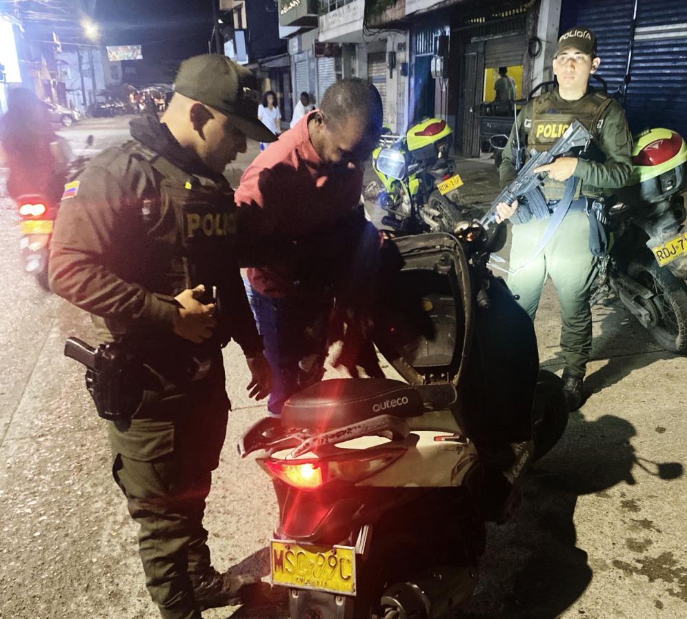 PoliciaChoco's tweet photo. ¡ @GRUPOUNIPOL siempre alerta! Patrullajes nocturnos en Quibdó para garantizar la seguridad y protección de nuestra comunidad. #ConstruyendoPorChocó https://t.co/sWvZOkex8G