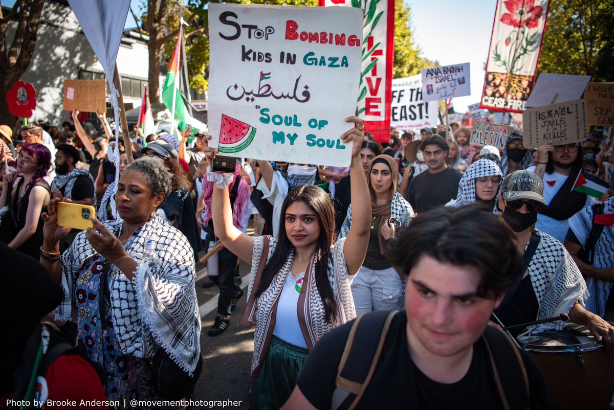 movementphotog's tweet photo. Thousands of people across the Bay Area took to the streets today to commemorate 1yr of Israel’s ongoing genocide in Palestine, demanding an immediate end to the war, an end to the 17yr siege on Gaza, and that the Biden-Harris admin enact an immediate arms embargo against Israel https://t.co/K00oLCsvNp