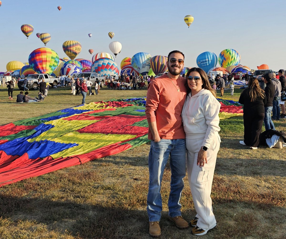 ChrisRios107's tweet photo. Los amo mucho #MiFamilia ♥️ 😘 @jessical0208 #Ivanna #ballonfiesta #Albuquerque #NM https://t.co/YOBN8Ue2ck