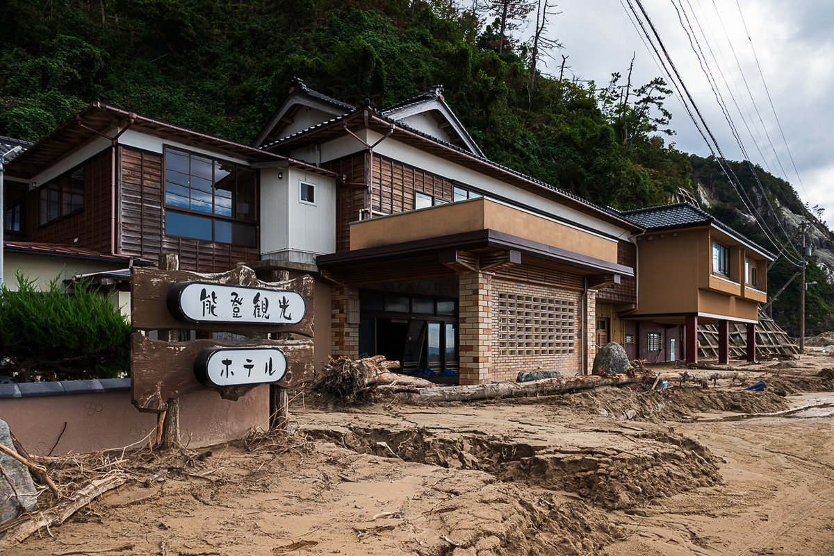 kenseidigi1's tweet photo. 珠洲市真浦町の被害がここまで大きくなったのは、豪雨による山崩れだけじゃなく、「海楽荘」の横に流れる垂水川の氾濫が大きいようです。海岸だけじゃなく、距離がある「能登観光ホテル」や「庄屋の館」にまで土砂や流木が運ばれていました。信じられない光景です。
#真浦町
#能登豪雨  
#能登半島地震