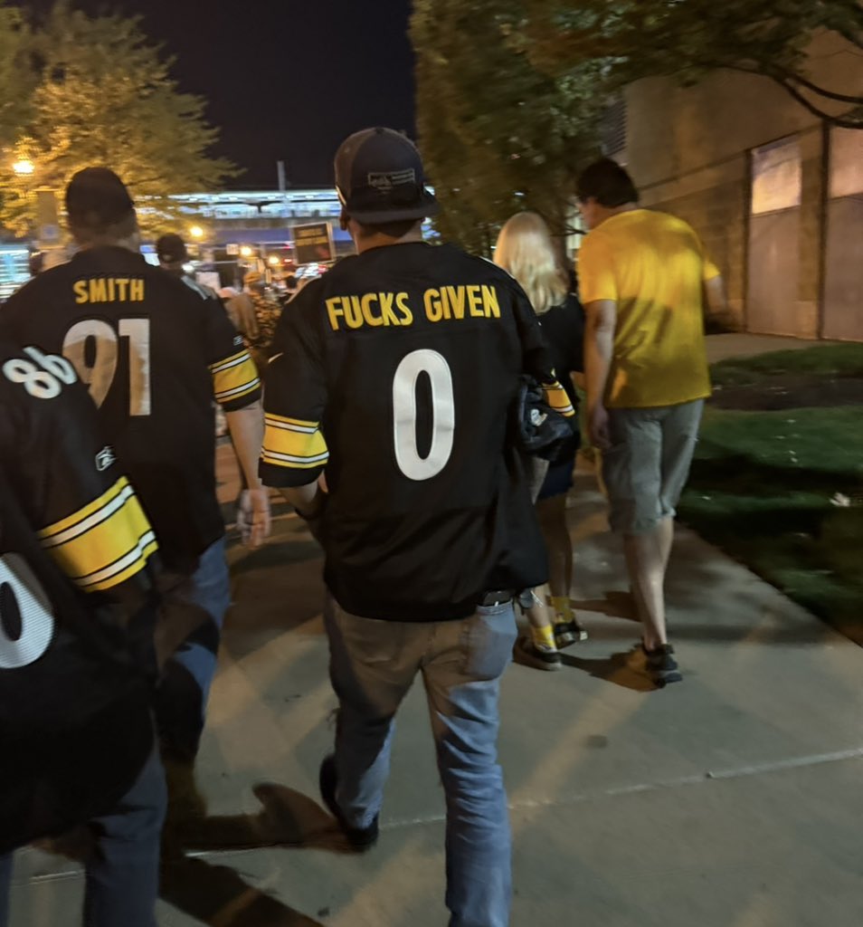 KevinGarbark_'s tweet photo. These jerseys at Sunday Night Football 😂 (two in the last pic) https://t.co/6DgpBf9wPA