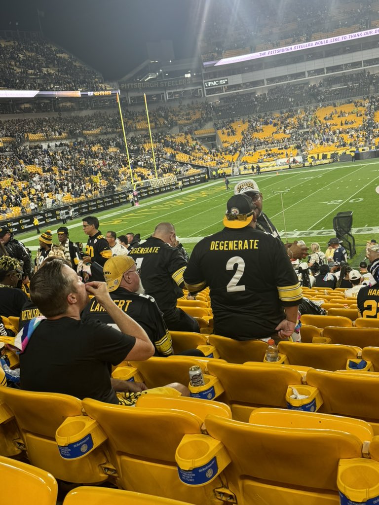 KevinGarbark_'s tweet photo. These jerseys at Sunday Night Football 😂 (two in the last pic) https://t.co/6DgpBf9wPA