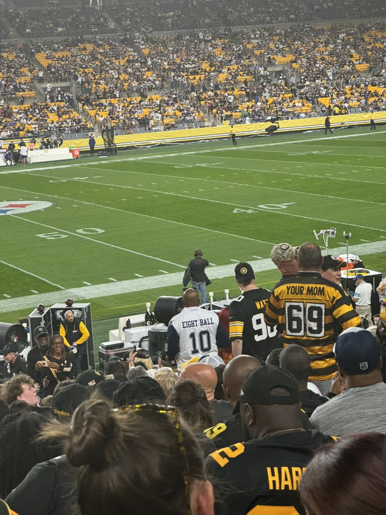 KevinGarbark_'s tweet photo. These jerseys at Sunday Night Football 😂 (two in the last pic) https://t.co/6DgpBf9wPA