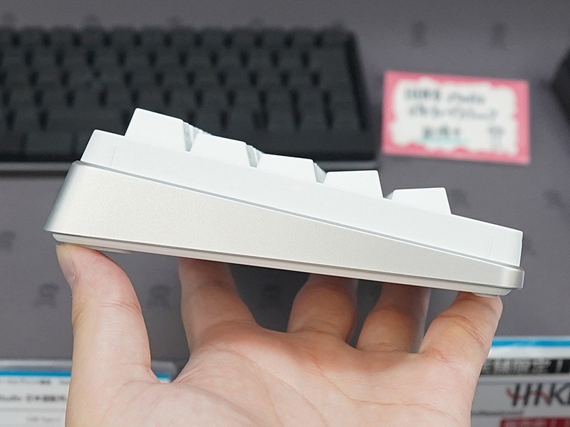 watch_akiba's tweet image. 更新：「HHKB Studio」の白い“雪モデル”が店頭入荷、マウス機能付きの小型キーボード akiba-pc.watch.impress.co.jp/docs/news/news… #HHKB #PFU