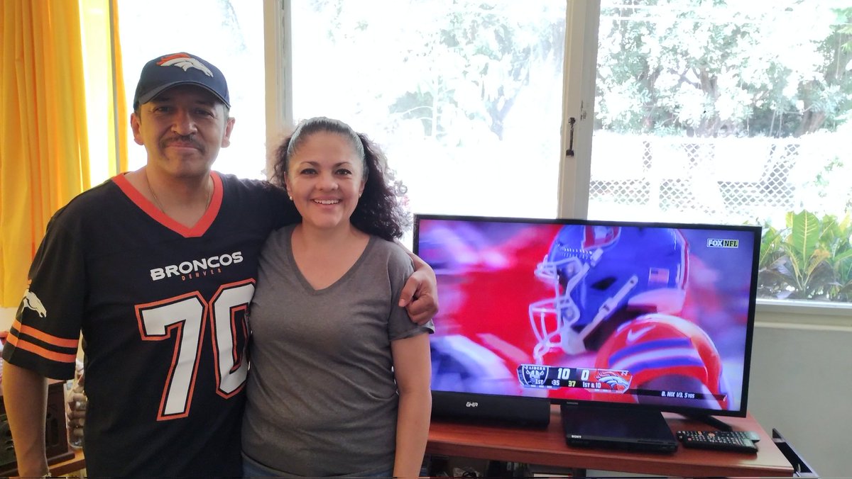 MANUELGAVINO's tweet photo. Mi esposa le va a los Raiders y yo Bronco de corazón @FOXImpactoNFL https://t.co/qKio2lKDto