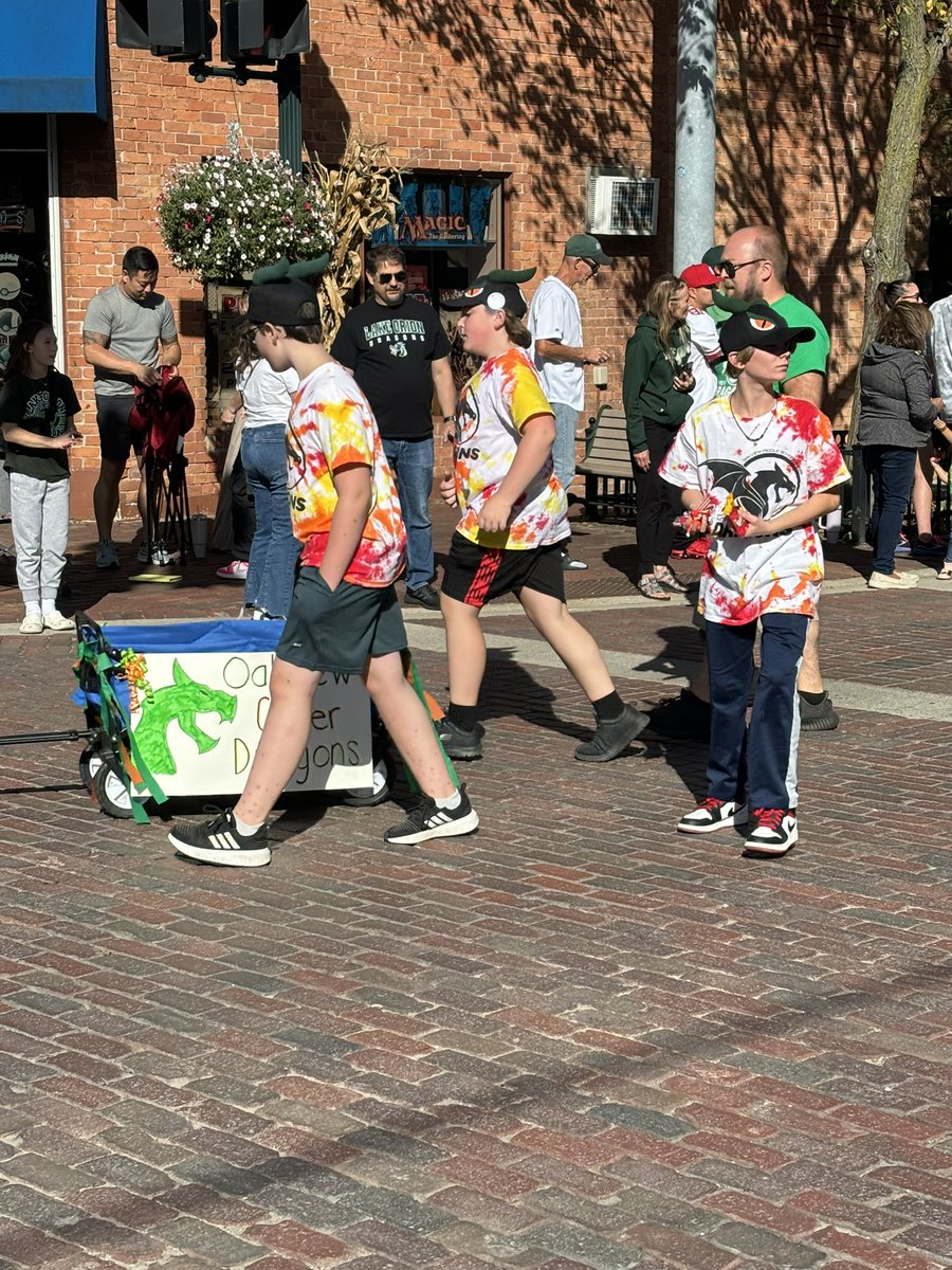 CyberOakview's tweet photo. What a beautiful day for @LkOrionSchools homecoming parade! So many wonderful groups were represented, including the CyberDragons! #candyforall #GoDragons #robotics https://t.co/xszWmFSTuI