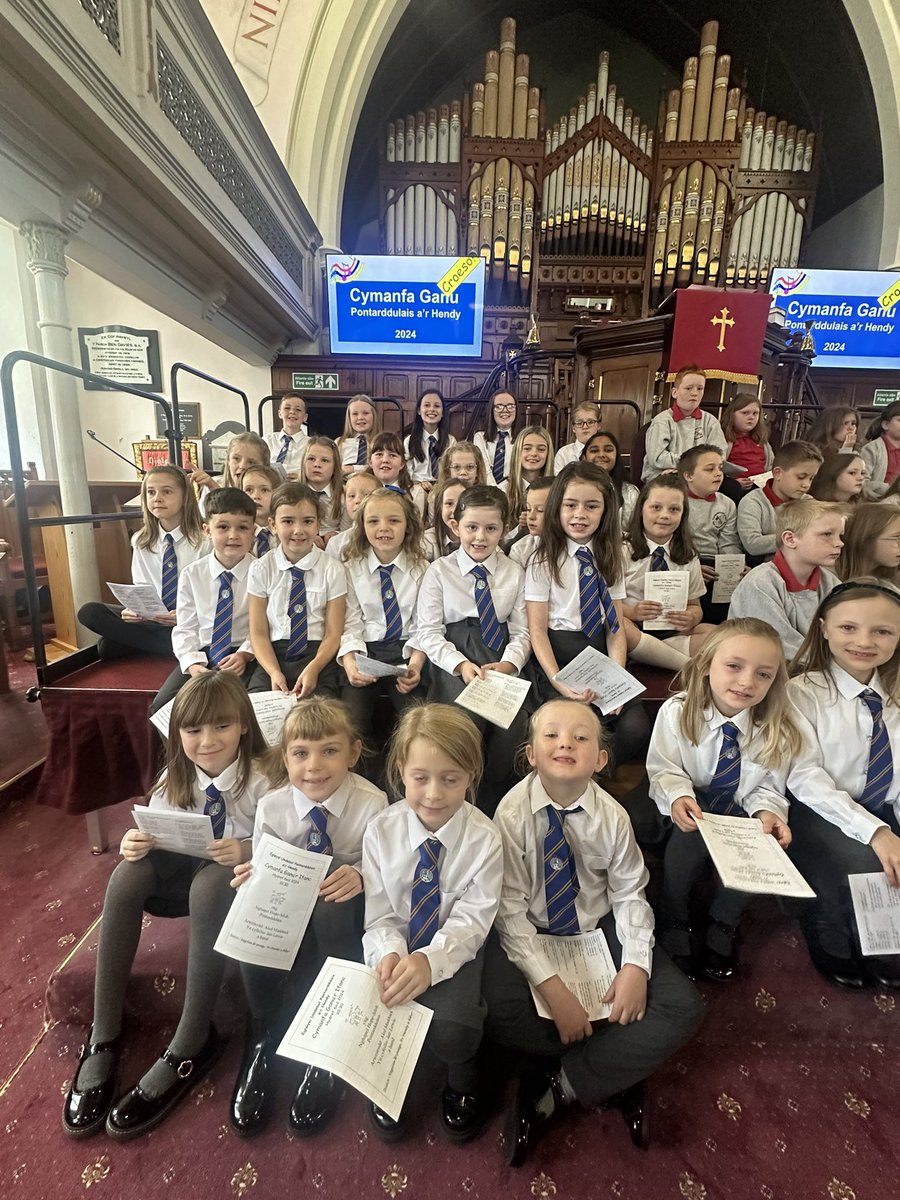 Diolch i <a href="/CapelHopeSiloh/">Capel Hope-Siloh Pontarddulais</a> am y gwahoddiad i ganu bore ‘ma yn y gymanfa. Braf oedd gweld y capel dan ei sang! Da iawn chi blantos y Côr am berfformiad GWYCH!!! #HendyCelfMyn