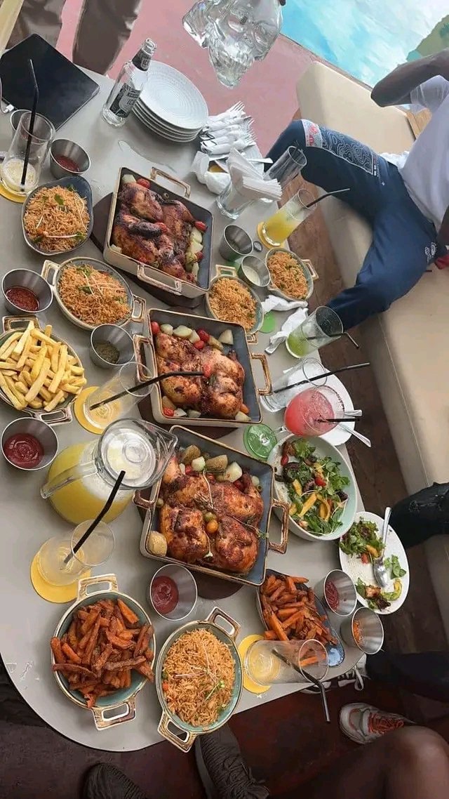 LeloAlliance's tweet photo. Quittez la table lorsque le respect n’est pas servi. 

La table en question 👇🏾🤣🤣🤣🤣🤣🤣 https://t.co/D4ULlO3vm6