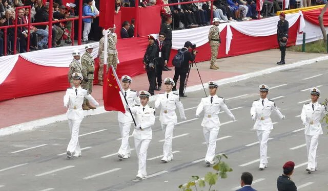 nexarfer's tweet photo. @mauargo Aplaudiendo la bandera roja de los comunistas en 28 de julio. Estos "liberales" se han vendido por un puñado de monedas como todo buen corrupto. https://t.co/VsqBmiOV8s