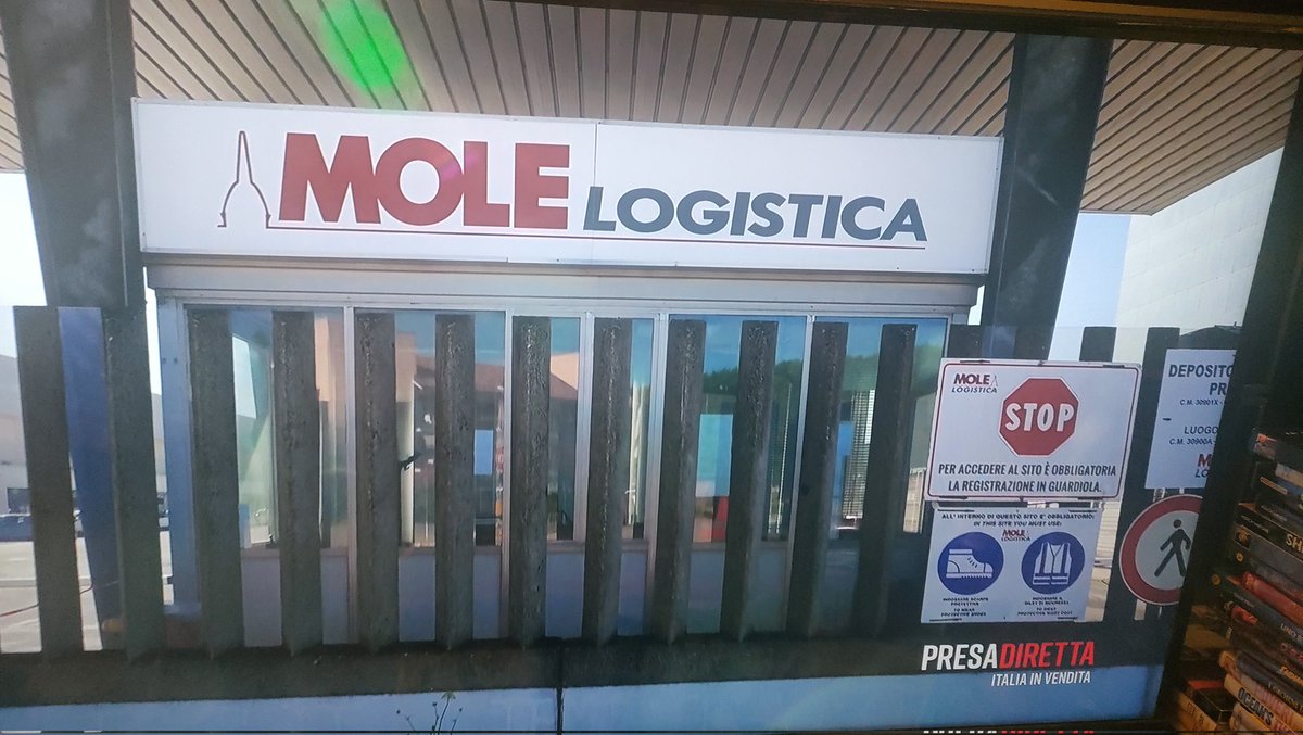 unoenessunoe's tweet photo. @IaconaRiccardo La #Indesit nel 2014 è stata venduta alla #Whirlpool, oggi di tutto lo stabilimento è rimasto solo un polo per la #logistica. Città di cemento dove non si produce nulla, si raccolgono solo merci prodotte all'estero.Nella logistica i lavori sono pagati meno,instabili #presadiretta https://t.co/UZBM46gk7b