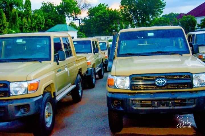 honnaseerbazzah's tweet photo. Governor Ahmed Aliyu’s Comprehensive Approach to Security.

Upon assuming office on May 29, 2023, Governor @Ahmedaliyuskt of Sokoto State made security his top priority in a 9-point agenda for his administration. In just over a year, his decisive actions have yielded remarkable results, positioning him as a leading figure in tackling banditry and insecurity in the region. Here is an overview of his progress from May 29, 2023, to October 1, 2024:

1.Fighting Banditry Head-On: Under Governor Aliyu’s leadership, over 437 notorious bandits have been neutralized by security forces, marking a significant step in restoring peace to Sokoto State.

2.Clearing Inherited Debts: He inherited a security allowance debt of N974 million from the previous administration. Within months, he did not only cleared the debt but also increased the security forces’ monthly allowances by 200%, motivating them to continue their fight against banditry.

3.Advanced Security Equipment: Governor Aliyu is the only state governor in Nigeria to procure Buffalo Hilux vehicles for security agencies, matching the advanced logistical support provided by the federal government under President Tinubu.

4.Strategic Security Meetings: He initiated a weekly meeting with security heads every Sunday to assess the state’s security situation and devise immediate action plans.

5.Logistical Support: In his first 100 days, Governor Aliyu donated 70 patrol Hilux vehicles and 320 motorcycles to the Joint Task Force (JTF) operating in Sokoto East, boosting mobility and operational efficiency.

6.Real-Time Security Monitoring: He established a security operations center within his office to monitor real-time security operations in the forests, providing direct oversight and encouragement to the forces.

7.Collaboration with Vigilantes: Governor Aliyu offered the highest salary scales for security personnel and strengthened ties with vigilante groups and hunters, further bolstering efforts against bandits.

8.Local Security Infrastructure: The governor constructed security offices in all 23 Local Government Areas (LGAs) to support the Community Guard Corps and other agencies, improving coordination at the grassroots level.

9.Hostage Rescues: His administration successfully rescued 7,658 captives from bandit hideouts without paying any ransom, reuniting them with their families.

10.Preventing Attacks: Using intelligence gathered through security networks, 79 bandit attacks were neutralized across various communities, showcasing the effectiveness of proactive defense.

11.Expanding Surveillance: The governor also donated 50 surveillance vehicles and 710 motorcycles to security forces and volunteers, enhancing their ability to detect and respond to threats.

12.Night Surveillance: For urban security, Governor Aliyu provided 20 new Hilux vans for late-night surveillance in Sokoto’s main city, improving safety after midnight.

13.Spiritual Interventions: Understanding the need for multifaceted solutions, Governor Aliyu enlisted the support of Muslim clerics to offer prayers for divine intervention in tackling the security challenges. His belief in prayer underscores his holistic approach to governance.

14.Partnerships with National Security Chiefs: Governor Aliyu held strategic, closed-door meetings with top military officials, including the Chief of Defence Staff and the Chief of Army Staff, to strengthen cooperation on security matters.

https://t.co/mUi49XdER6 Access Roads: When the military cited challenges accessing bandit hideouts, the governor approved the construction of over 127km of security roads to improve mobility and strike capabilities in the forests and hills.

16.Rapid Response Committee: Governor Aliyu formed a rapid response committee to provide immediate shelter, food, water, clothing, and medication to victims of bandit attacks, ensuring that affected communities receive timely support.