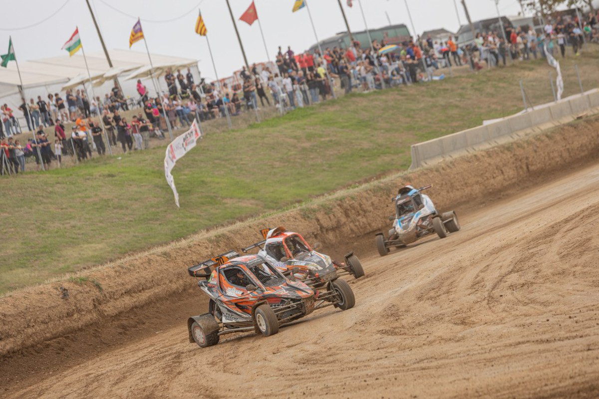 🏁 Mollerussa regala un gran fi de festa al CEAX Goldspeed.

escuderiamollerussa.com/mollerussa-reg…

--

🏁 Mollerussa regala un gran fin de fiesta al CEAX Goldspeed.

escuderiamollerussa.com/es/mollerussa-…

#CEAXGoldspeed #AutocrossMollerussa #CEAX #Autocross