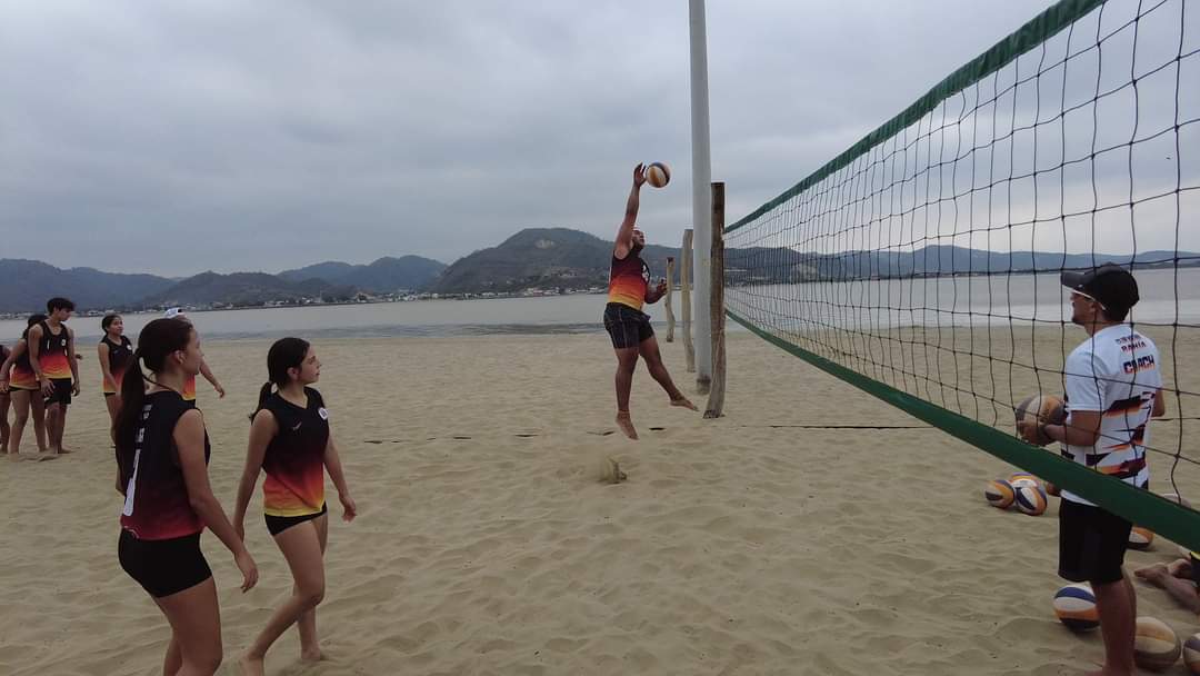 <a href="/GadSucre/">Municipio del Cantón Sucre</a> organizó hoy un domingo deportivo denominado Sucre Saludable, con la participación de deportistas las disciplinas: atletismo, box, fútbol, voleibol, básquetbol, ejercicios de calistenia y bailoterapia. El evento se llevó a cabo en Paseo de Roberto y en la playa del Faro