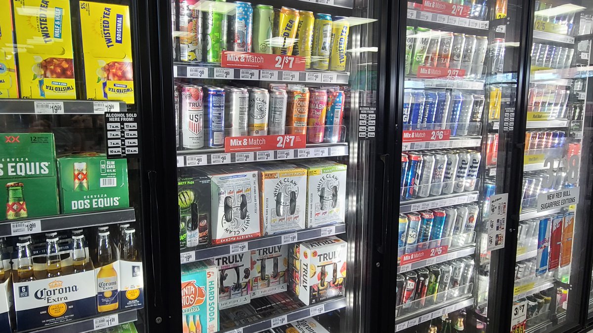 ozb2satoh's tweet photo. Sunday, should be totally fine to start drinking in the middle of the day, right?
sarting off with a Dos Equis today! https://t.co/0BXyKc5FAn