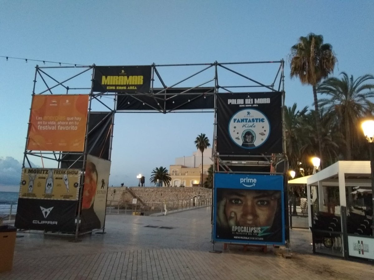 DragonzFilms's tweet photo. EL DURO ¡Estrenamos en Sitges! 

Día: 11/10/2024 
Hora: 22:00 horas.
Sección: BRIGADOON
Sala: Llevant

Si quieres disfrutar de una buena "Ensalada de ostias con entrantes" no debes perderte el estreno de EL DURO el 11 de Octubre en la Sección BRIGADOON a las 22:00 horas. https://t.co/1Y1UZ39NER