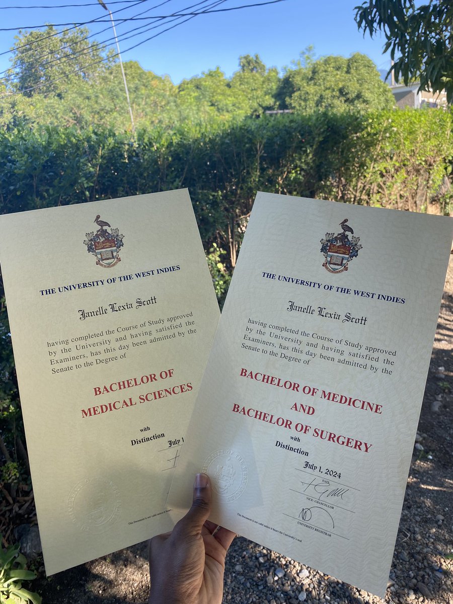 nelleyaps's tweet image. collected my second degree. double-degreed 🤭