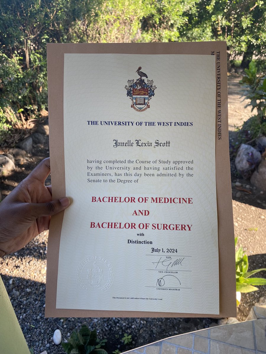 nelleyaps's tweet image. collected my second degree. double-degreed 🤭