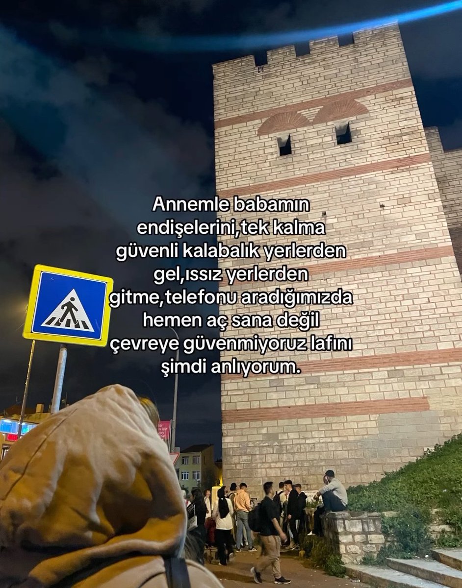 Ben yolda korkarak yürümekten çok yoruldum. Ben erkeklere güvenememekten çok yoruldum. Ben kız  arkadaşlarımın gittiğin yerin canlı konumunu at demesinden çok yoruldum. Ben bu ülkede kadın olmaktan çok yoruldum. #TurkiyedeKatliamVar