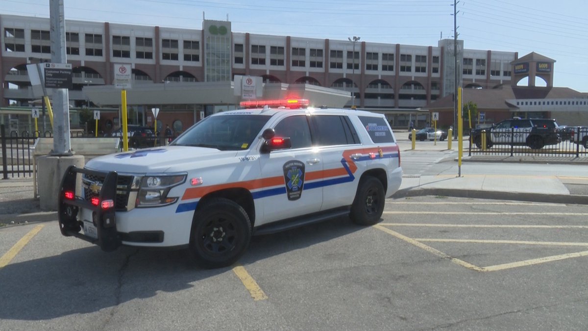 DR (@media371) on Twitter photo .<a href="/HaltonPolice/">Halton Police</a> investigating a stabbing at #Oakville <a href="/GOtransit/">GO Transit</a> Station on Cross Avenue earlier this afternoon. Female victim transported by <a href="/HaltonMedics207/">Halton Paramedic Union (OPSEU Local 207)</a> to Hamilton General Hospital with serious, non-life threatening injuries. Male suspect in custody. .<a href="/HaltonPolice/">Halton Police</a> investigating a stabbing at #Oakville <a href="/GOtransit/">GO Transit</a> Station on Cross Avenue earlier this afternoon. Female victim transported by <a href="/HaltonMedics207/">Halton Paramedic Union (OPSEU Local 207)</a> to Hamilton General Hospital with serious, non-life threatening injuries. Male suspect in custody.