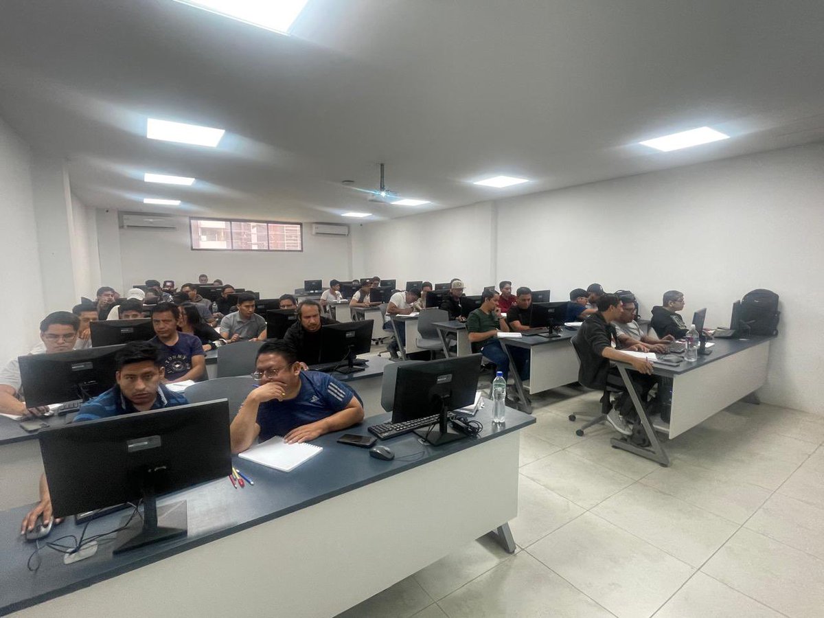🎓 Nos complace anunciar que los integrantes del Comité de Empresa de los Trabajadores <a href="/ElectricaQuito/">Empresa Eléctrica Quito</a> han iniciado sus asignaturas presenciales dentro de este programa. ⚡

En esta etapa, los estudiantes están cursando “Introducción a la Ingeniería Eléctrica” @angelperezpazm