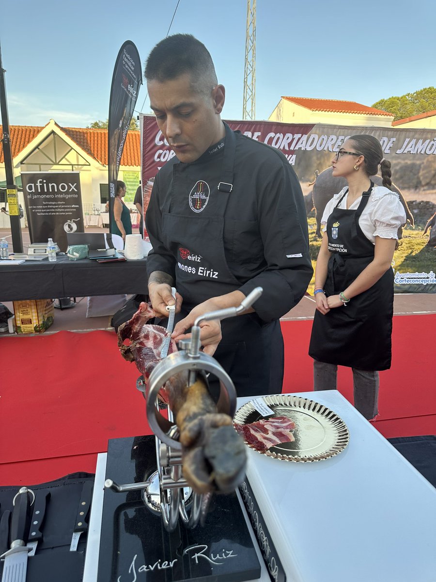 Jamon_Lovers's tweet photo. Avanzando en el XI Concurso de Cortadores de Jamón de Bellota 100% Ibérico DOP Jabugo en Corteconcepción, Huelva 🐽🔪 Concurso clasificatorio para la Final del Campeonato de España 2025🏆 🇪🇸  @corteconcepcion https://t.co/oNEZOY53T6