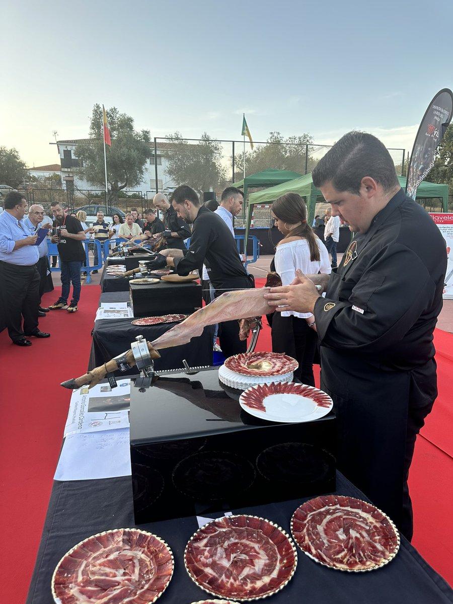 Jamon_Lovers's tweet photo. Avanzando en el XI Concurso de Cortadores de Jamón de Bellota 100% Ibérico DOP Jabugo en Corteconcepción, Huelva 🐽🔪 Concurso clasificatorio para la Final del Campeonato de España 2025🏆 🇪🇸  @corteconcepcion https://t.co/oNEZOY53T6