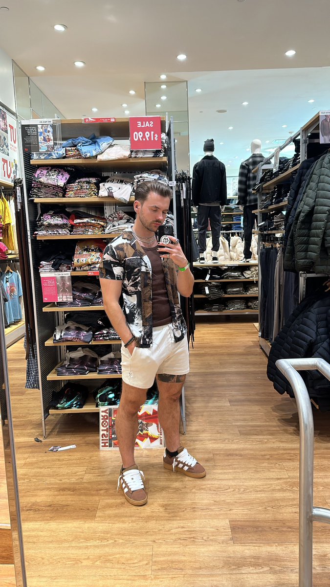 Pahcalypse's tweet photo. Just remembered women get periods and fell to my knees in Uniqlo #ItsJustNotFair https://t.co/JzxUbaoF1r