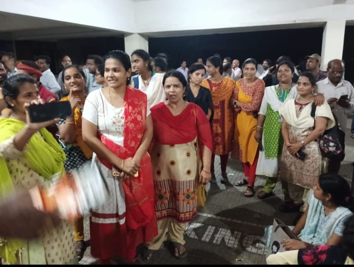 UttarandhraNow's tweet photo. స్టీల్ ప్లాంట్ ప్రైవేటీకరణకి వ్యతిరేకంగా ఉదయం నుండి తెల్లవారుజామున వరకు ధర్నా చేసిన ఉక్కు నారీమణులు.

#VizagSteelPlant #AndhraPradesh #UANow #Vizag https://t.co/bwQaEAnNka