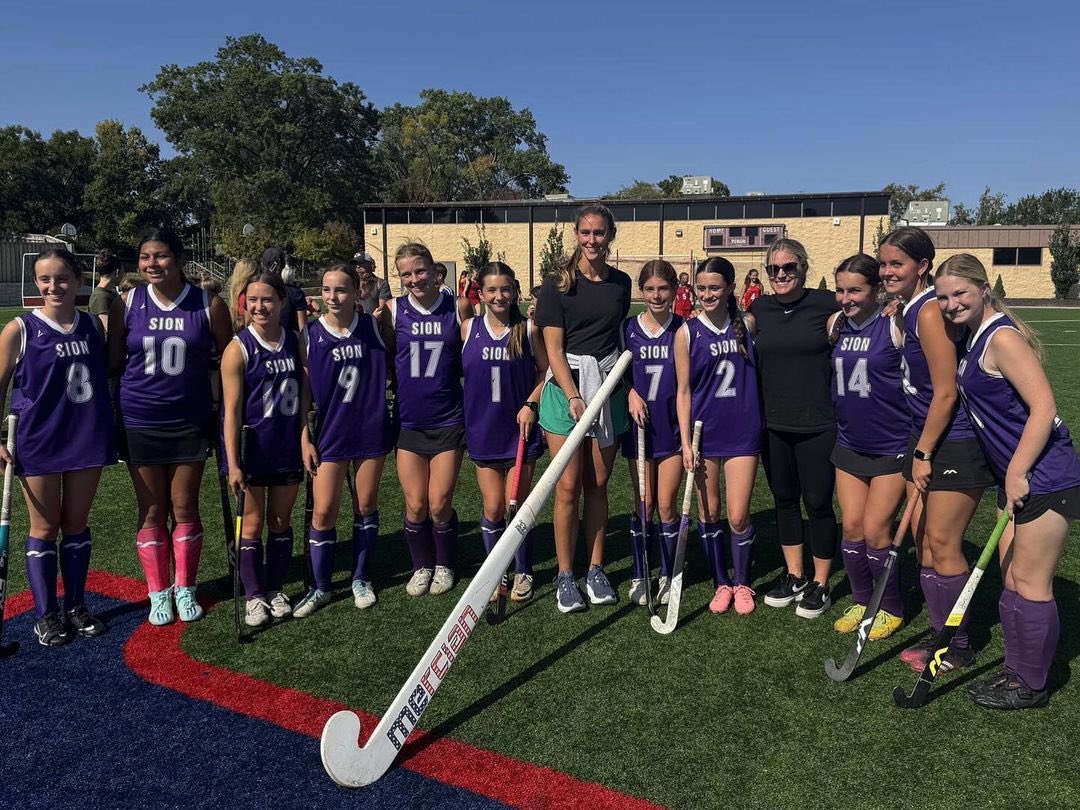 StormFH's tweet photo. Members of the Sion FH team joined in a coaching clinic with Kylie Kelce today! Hopefully picked up a few skills! 🏑🇺🇸 https://t.co/aWw4WwUSp8