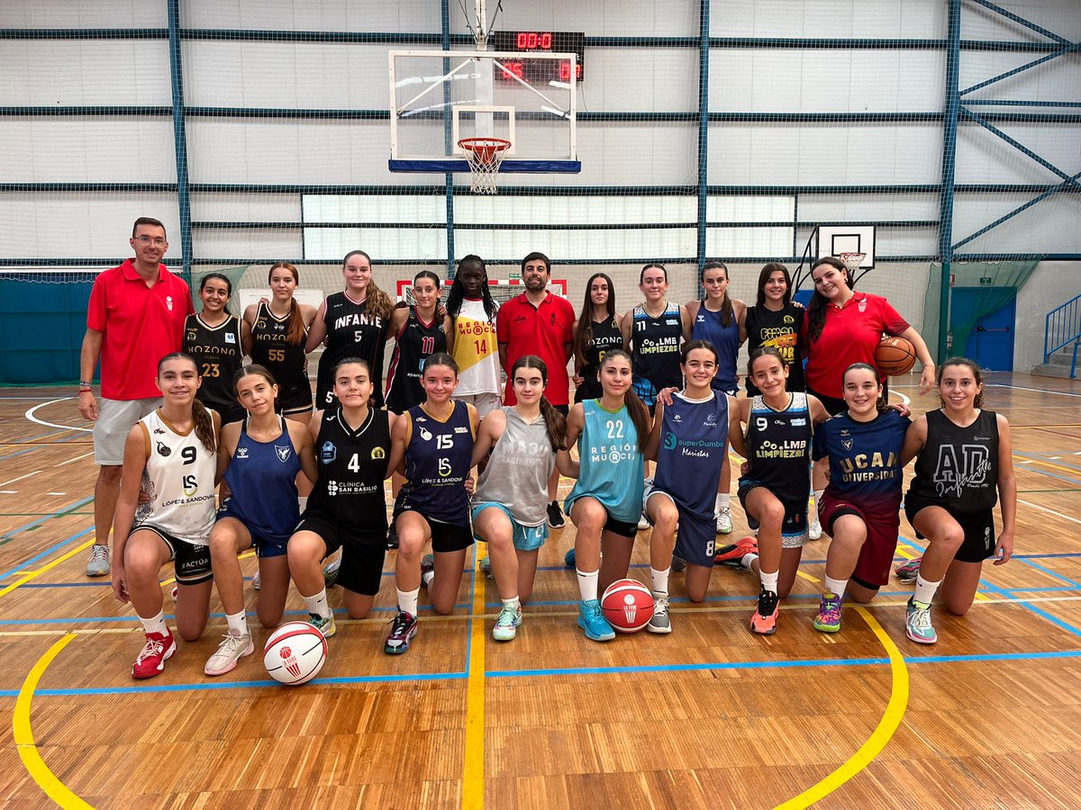 FBRegionMurcia's tweet photo. San Javier acogió, con los brazos abiertos, la primera sesión de trabajo de nuestras Pre-Selecciones U14 y U16 ❤️

La localidad costera acogió, este domingo, el primer entrenamiento con la vista puesta en el Campeonato de España de Selecciones Autonómicas Infantil y Cadete 🇪🇸 https://t.co/Q1XmVQQ4g4