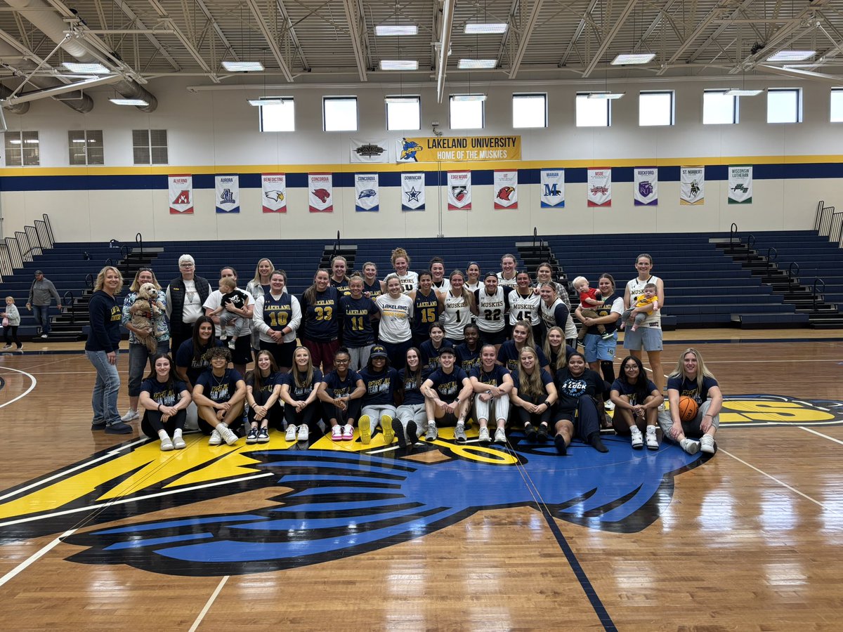 MuskiesWBB's tweet photo. We 💙 our WBB alumni!! Big thank you to all those that came out to play on Homecoming!! Once a Muskie, Always a Muskie!! 🐠🏀 https://t.co/NMFvPgJe73
