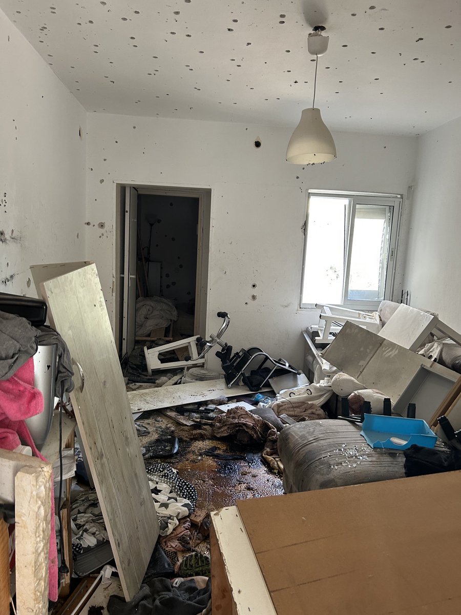 fsju's tweet photo. 7 octobre 2023 - 7 octobre 2024, un an de drames, de douleurs et de solitude. Au FSJU, équipes et bénévoles sont encore dans l’année de deuil; nous sommes avec les israéliens sans discontinuité pour faire face à cette barbarie depuis un an.Unis, forts et solidaires 🕯️ https://t.co/fLtj586cZ5
