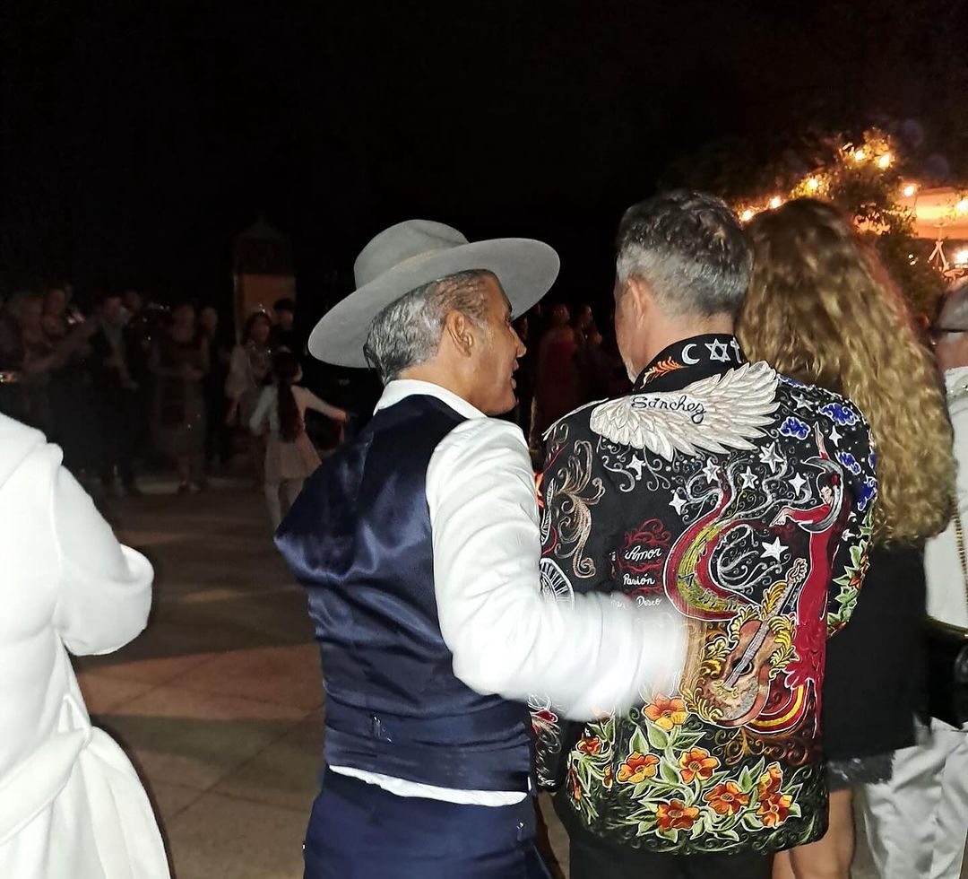 AQueNoMeSuenAS's tweet photo. #Repost @pitingo
Que noche tan bonita y que bien lo pasamos rodeado de familia, amigos y gente bonita y buena. 
Gracias prima @marialeonbarrios te quiero, @pacoleon olé tu , estas sembrao, felicidades que cumpleaños tan especial gracias,  Tita @carminagram_  y Tito Antonio os amo https://t.co/8EUYZ1AOuu