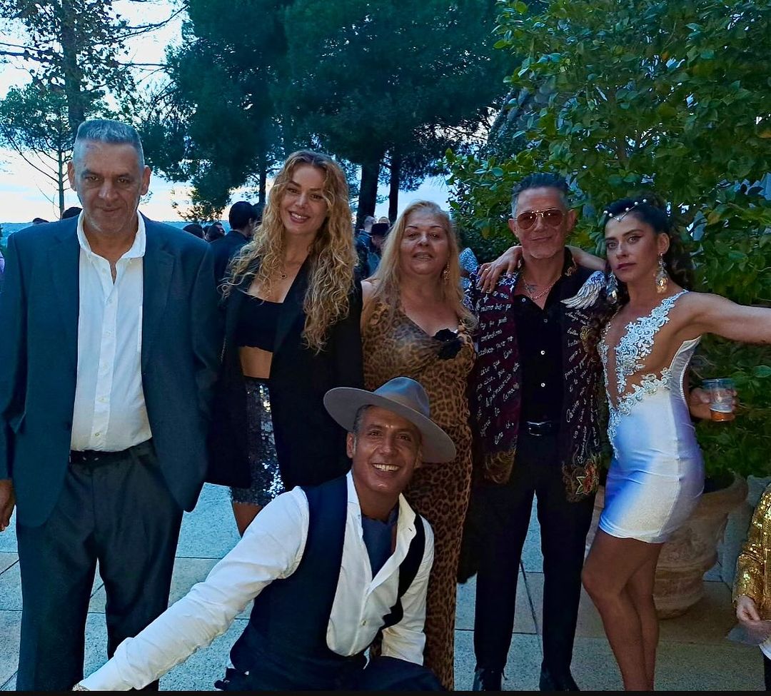 AQueNoMeSuenAS's tweet photo. #Repost @pitingo
Que noche tan bonita y que bien lo pasamos rodeado de familia, amigos y gente bonita y buena. 
Gracias prima @marialeonbarrios te quiero, @pacoleon olé tu , estas sembrao, felicidades que cumpleaños tan especial gracias,  Tita @carminagram_  y Tito Antonio os amo https://t.co/8EUYZ1AOuu